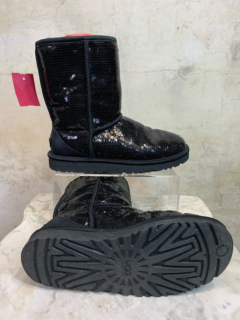 Shoe Size 7 UGG BLACK SEQUINS CLASSIC SHORT COSMO Boots - Ankle +